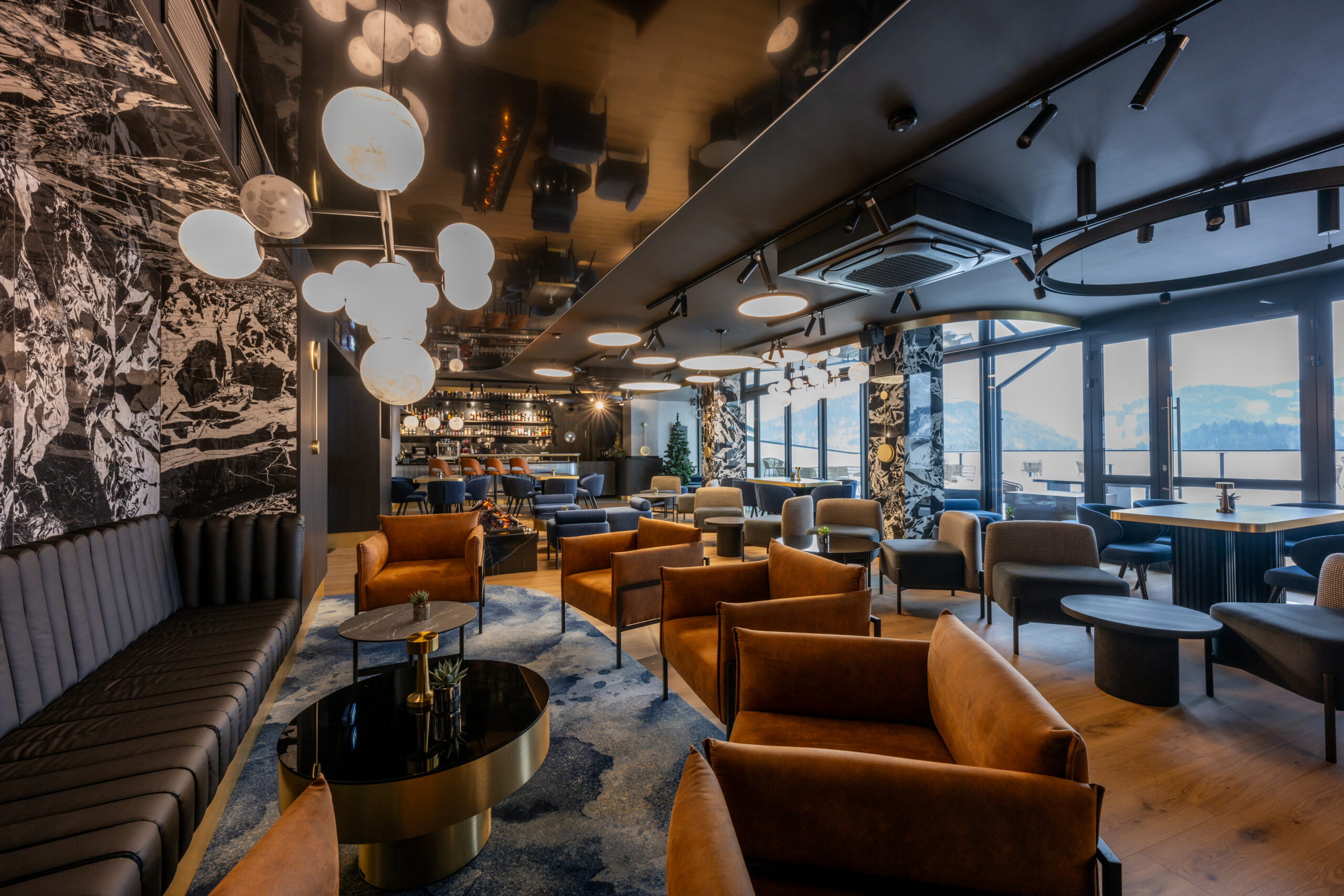 Restaurants & Bars